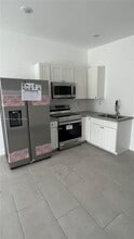 1749 NW 64th St-Unit -B in Miami, FL - Foto de edificio - Building Photo