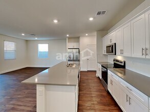 556 Topiary Pk Ave in Las Vegas, NV - Foto de edificio - Building Photo