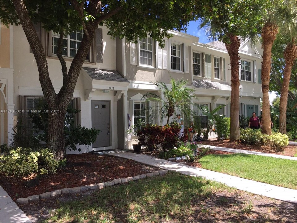 7926 Sanibel Dr in Tamarac, FL - Building Photo