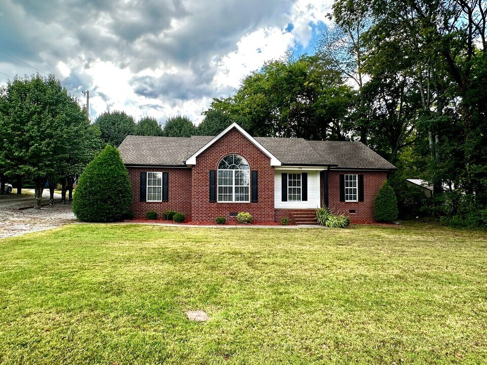 931 Meadowlark Dr in White House, TN - Building Photo