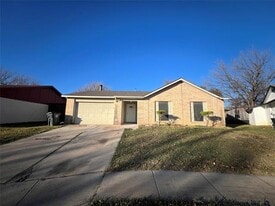 1911 Primrose Ln in Arlington, TX - Building Photo