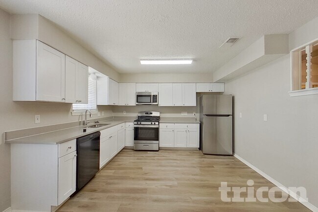 545 Sharp Dr in Desoto, TX - Building Photo - Building Photo