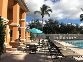 241 SW Palm Dr, Unit 101 in Port St. Lucie, FL - Foto de edificio - Building Photo