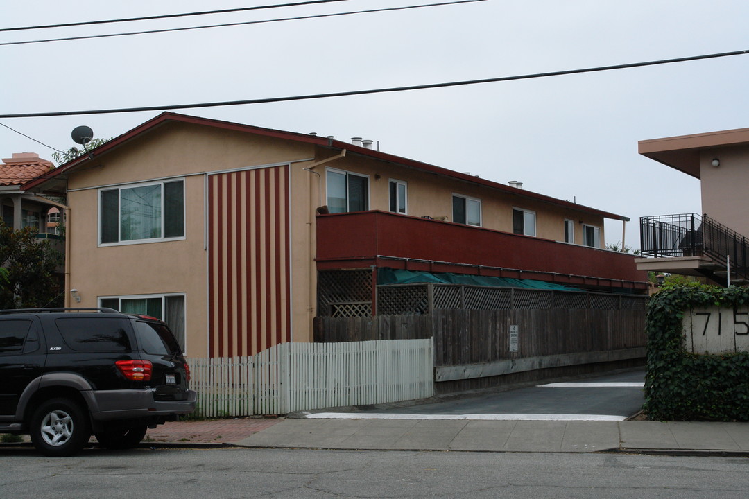 711 Woodside Way in San Mateo, CA - Foto de edificio