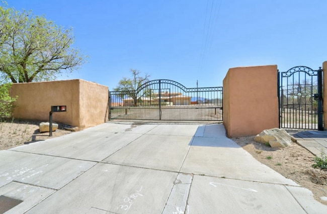 2424 Vista Grande Dr NW in Albuquerque, NM - Foto de edificio - Building Photo