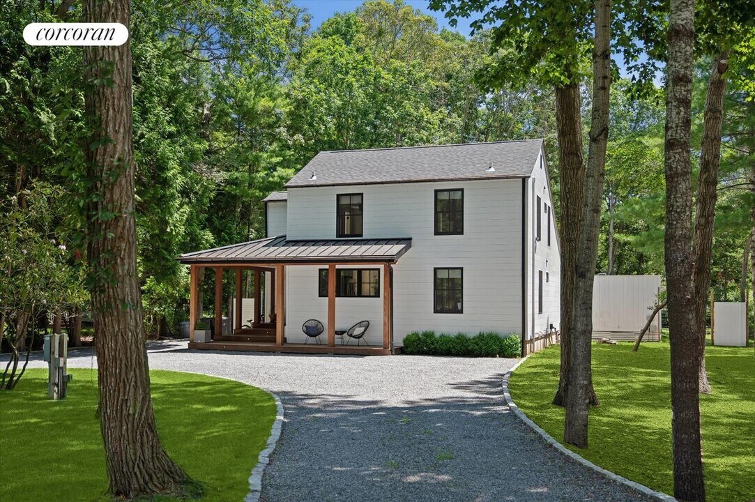 15 Tyrone Dr in East Hampton, NY - Building Photo