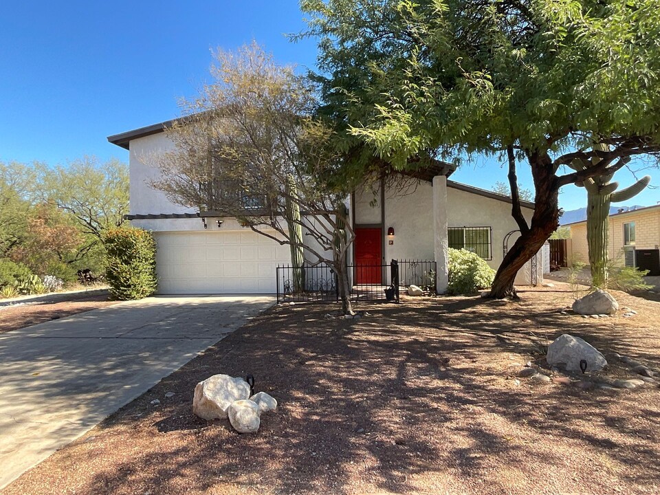 1362 N Arbor Cir in Tucson, AZ - Foto de edificio