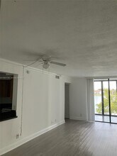 212 Lake Pointe Dr in Oakland Park, FL - Building Photo - Building Photo