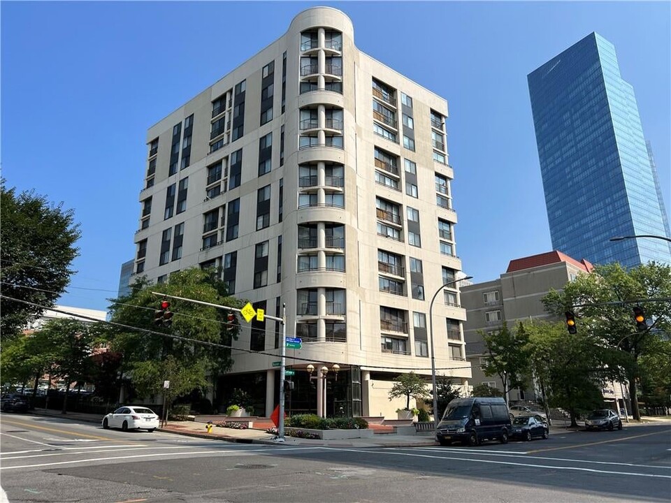 10 Cottage Pl in White Plains, NY - Foto de edificio