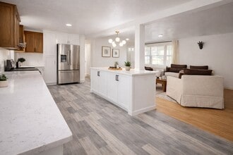 553 W Center St in Southington, CT - Building Photo - Building Photo