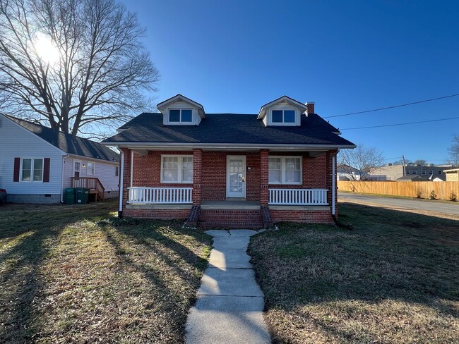 5324 Bloomingdale Ave in Richmond, VA - Foto de edificio - Building Photo