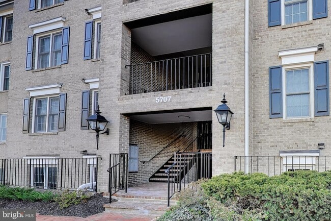 5707 Brewer House Cir, Unit T2 in Rockville, MD - Building Photo - Building Photo