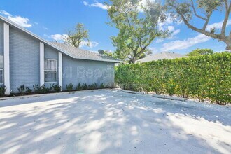 13900 Folkestone Cir in Wellington, FL - Building Photo - Building Photo