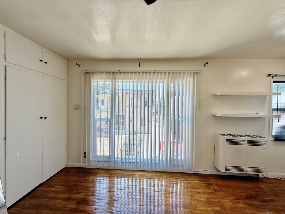 1327 N Orange Dr in Los Angeles, CA - Foto de edificio