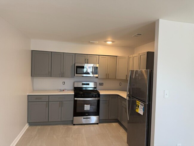 7028 Lark Pl in Philadelphia, PA - Building Photo - Building Photo