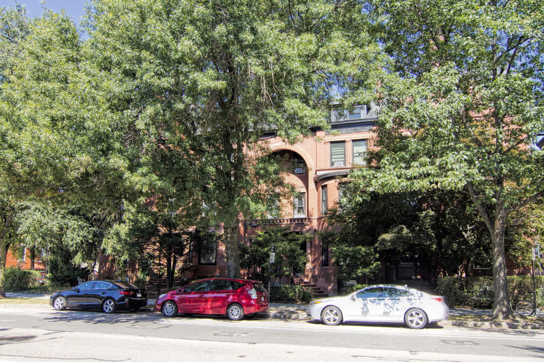 1878 Beacon St in Brookline, MA - Building Photo