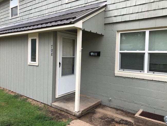 708 15th Cir in Hutchinson, KS - Building Photo - Building Photo