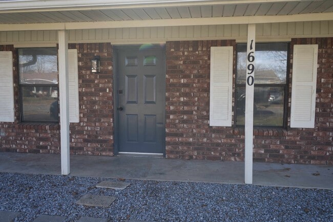 1690 Henegar Dr in Siloam Springs, AR - Building Photo - Building Photo