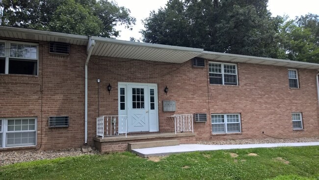 1341 E Highland Ave in Ravenna, OH - Foto de edificio - Building Photo