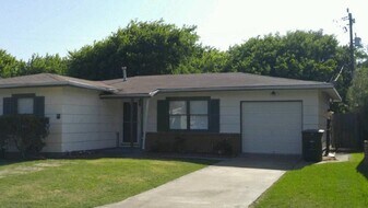 19 Lyncrest Dr in Galveston, TX - Building Photo