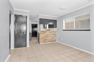 1035 Lovett St in Tomball, TX - Building Photo - Building Photo