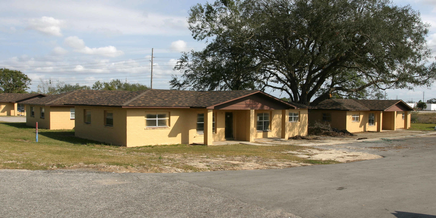 101-131 S 14th St in Haines City, FL - Foto de edificio