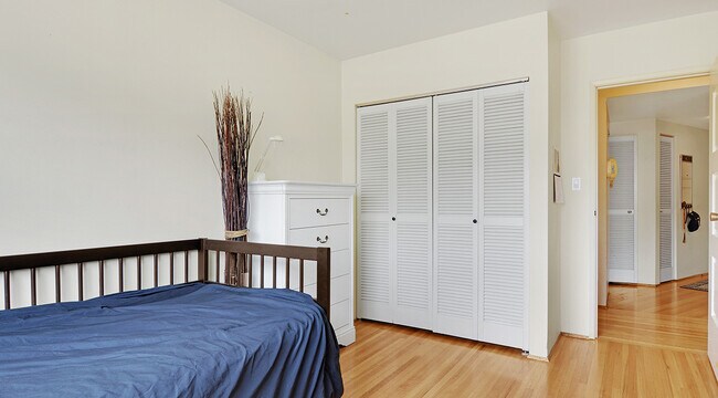 1370 Clyde Ave in West Vancouver, BC - Building Photo - Building Photo