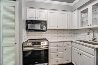 5053 Les Chateaux Dr in Dallas, TX - Foto de edificio - Building Photo