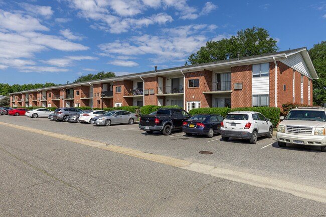 Country Club Apartments in Hampton, VA - Foto de edificio - Building Photo