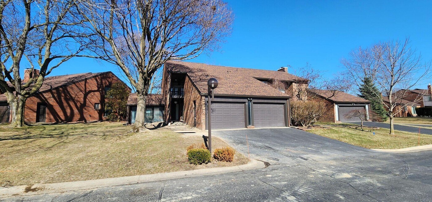4 Brookwood Ln in Dearborn, MI - Building Photo