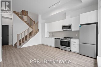 200-200 Deerfield Rd in Newmarket, ON - Building Photo - Building Photo