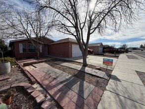 412 St James Pl SW in Albuquerque, NM - Building Photo - Building Photo