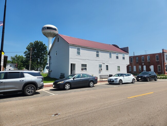 106 W Comanche Ave in Shabbona, IL - Foto de edificio - Building Photo