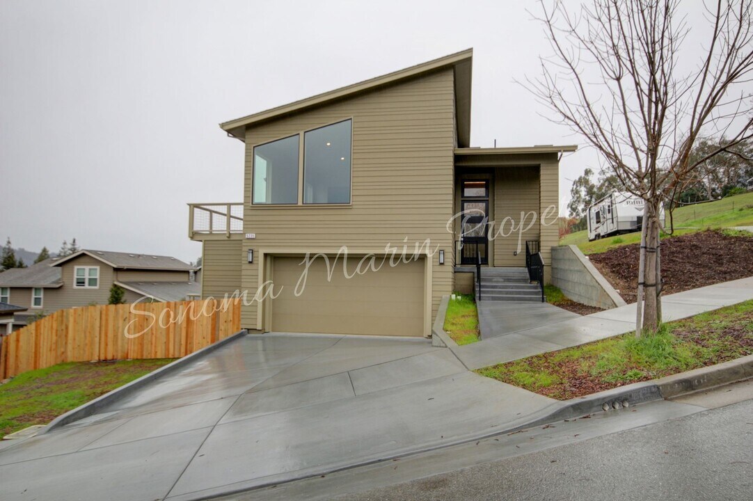 5235 Hoyal Dr in Santa Rosa, CA - Foto de edificio