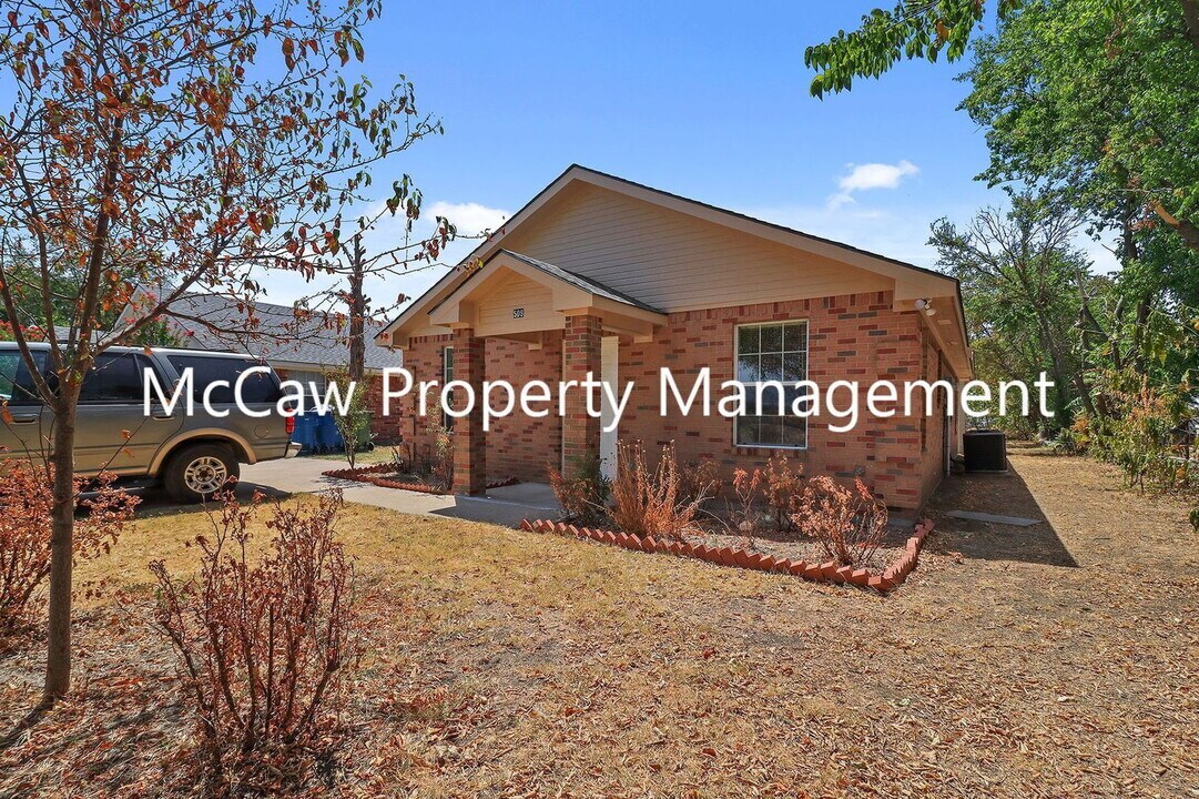 509 W Cedar St in Gunter, TX - Building Photo