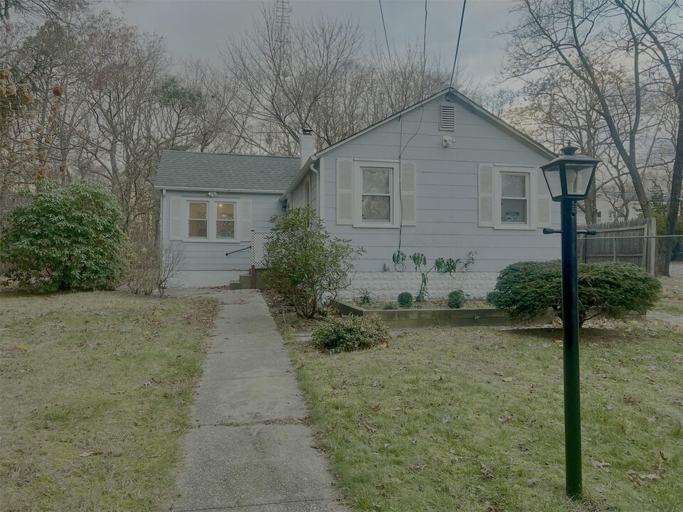 10 Pineoaks Pl in Farmingville, NY - Building Photo