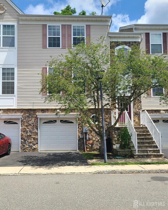 32 Russell Ct in Matawan, NJ - Building Photo