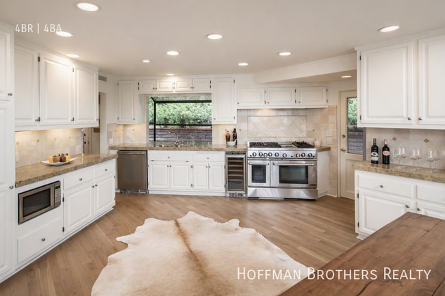 9307 Beverlycrest Dr in Beverly Hills, CA - Foto de edificio - Building Photo