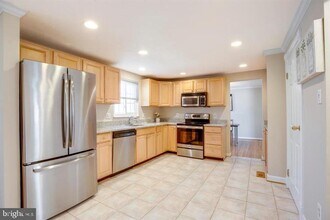 10718 Freds Oak Ct in Burke, VA - Foto de edificio - Building Photo