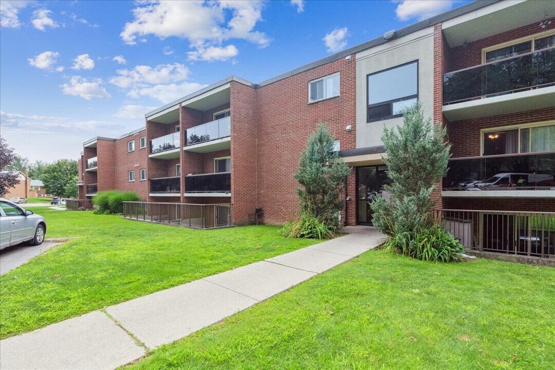 Blackacres Blvd Apartments in London, ON - Building Photo