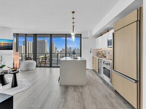 121 NE 34th St in Miami, FL - Building Photo - Building Photo