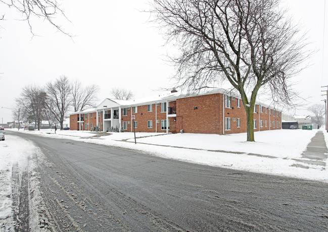 Affordable Senior Citizen Apartments-Lawn in Roseville, MI - Building Photo - Building Photo