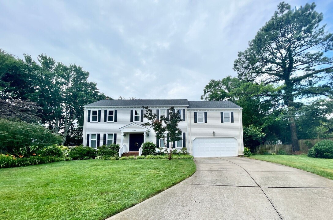 1024 Lyndhurst Pl in Virginia Beach, VA - Building Photo