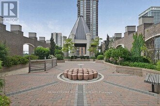 388 Prince of Wales Dr in Mississauga, ON - Building Photo - Building Photo