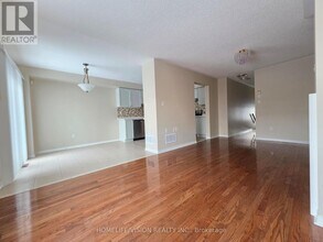 54 McNally Way in Aurora, ON - Building Photo - Building Photo