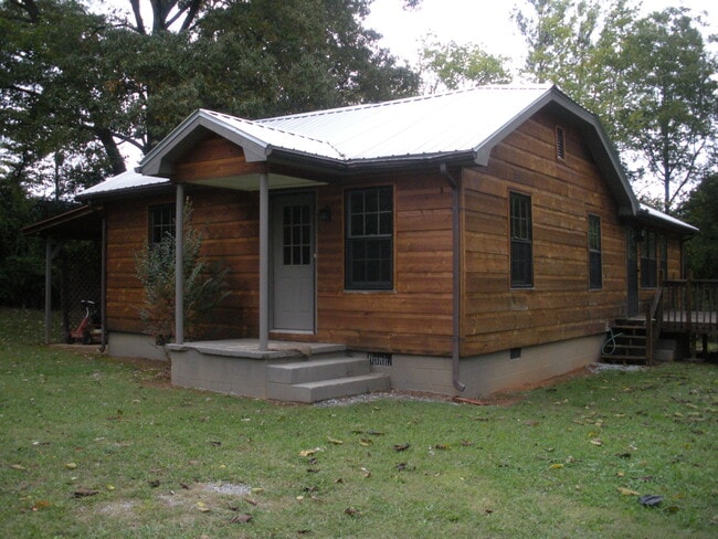 property at 12 Farmer Rd NW