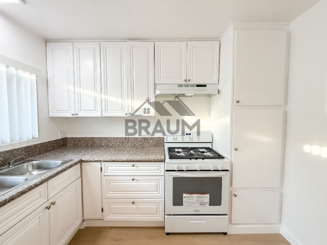 13115 Oxnard St in Los Angeles, CA - Building Photo - Building Photo