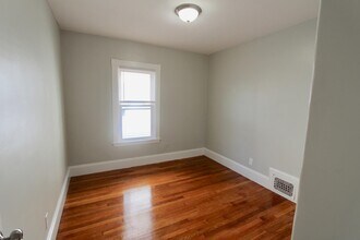 34 Russell St, Unit 2 in Malden, MA - Building Photo - Building Photo