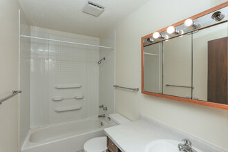 High Ridge in Bismarck, ND - Building Photo - Interior Photo