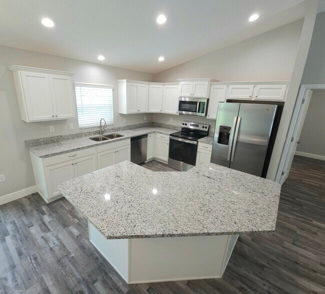 8027 N Independence Way in Citrus Springs, FL - Building Photo - Building Photo